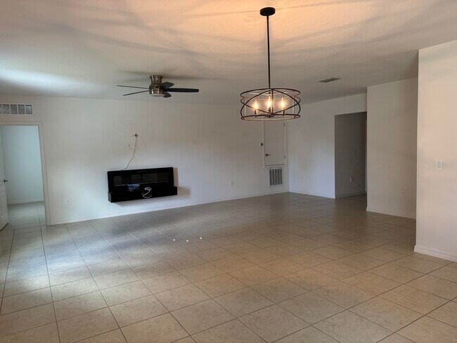 Building Photo - 3725 SW Kasin St