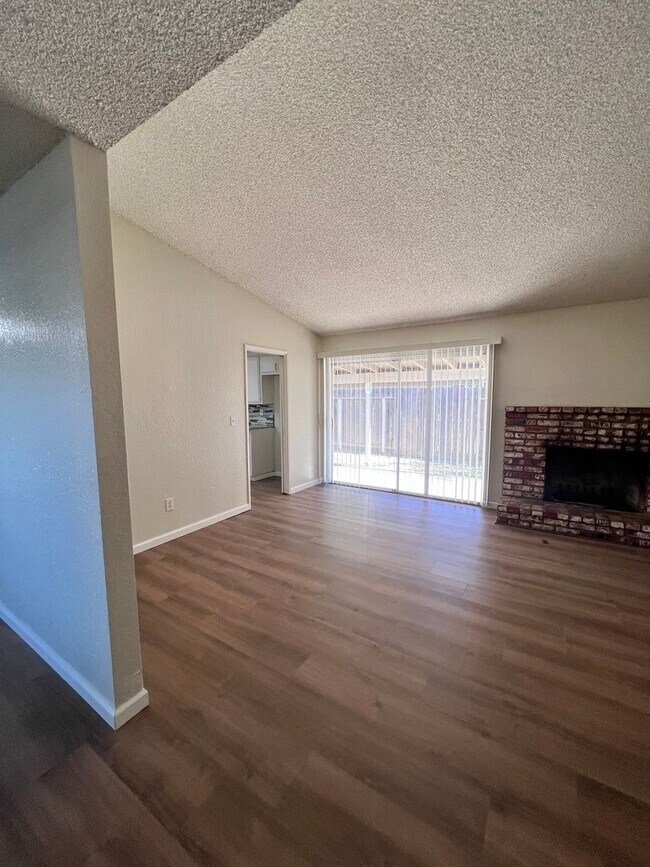Building Photo - Pretty 3 bedroom 2 bath home in Modesto