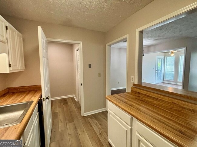 Building Photo - 3841 Woodridge Way