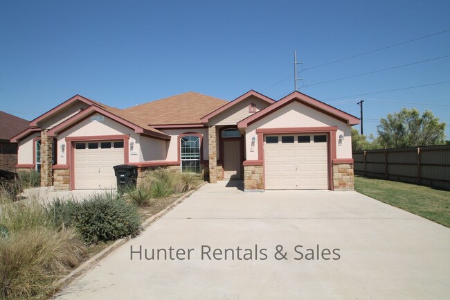 Building Photo - Spacious Two-Bedroom!