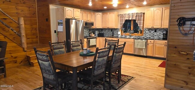 Building Photo - 9 Hemlock Dr