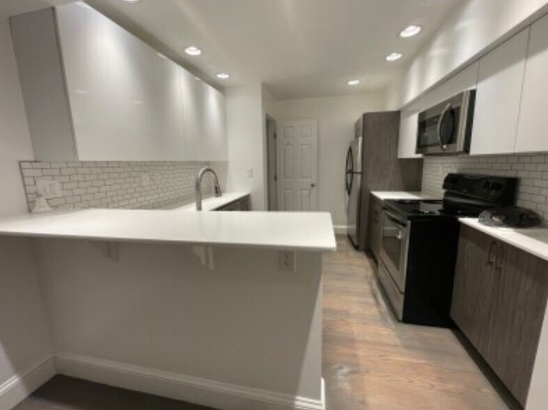 Primary Photo - 125 Saint Botolph St