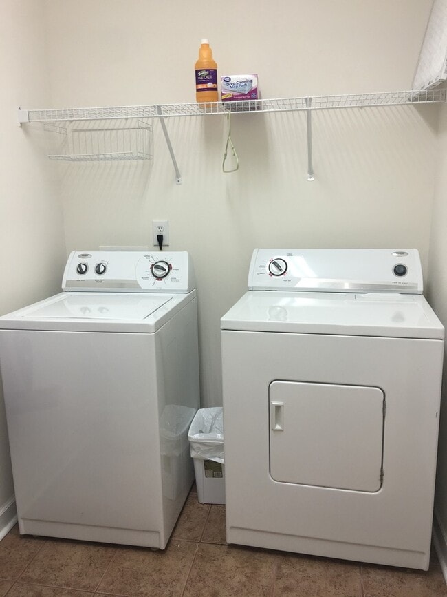 Building Photo - Large 3 Bedroom 1st Floor Condo in Ashley Park