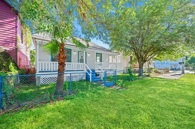 Building Photo - 2823 Bernardo De Galvez Ave
