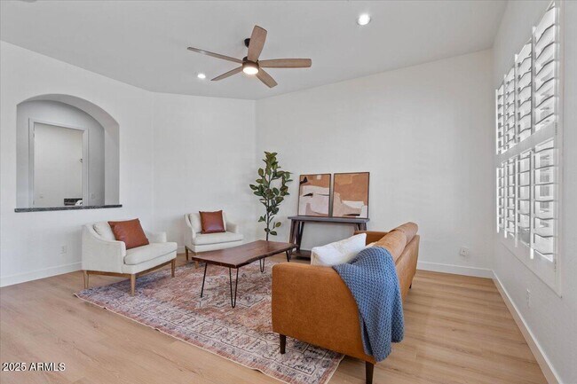 Building Photo - 2025 W Calle Del Sol