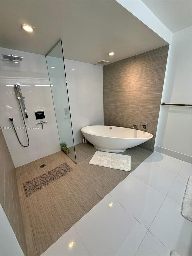 Building Photo - 300 Sunny Isles Blvd