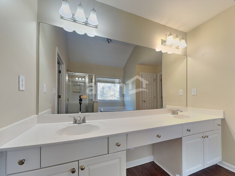 Building Photo - 3284 Creek Trace E