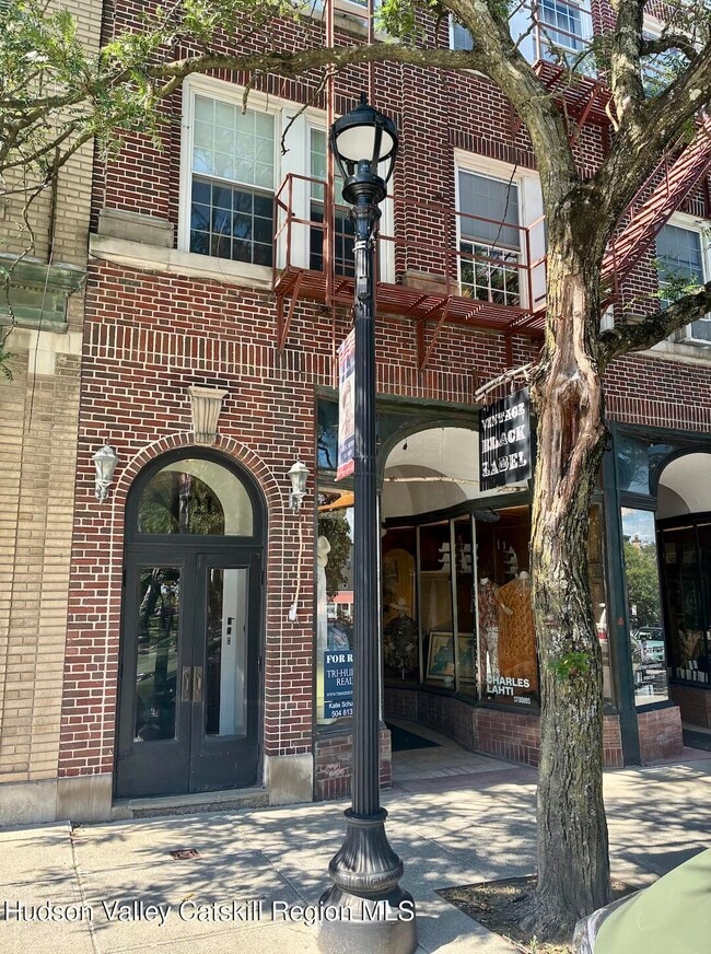 Primary Photo - 711 Warren St