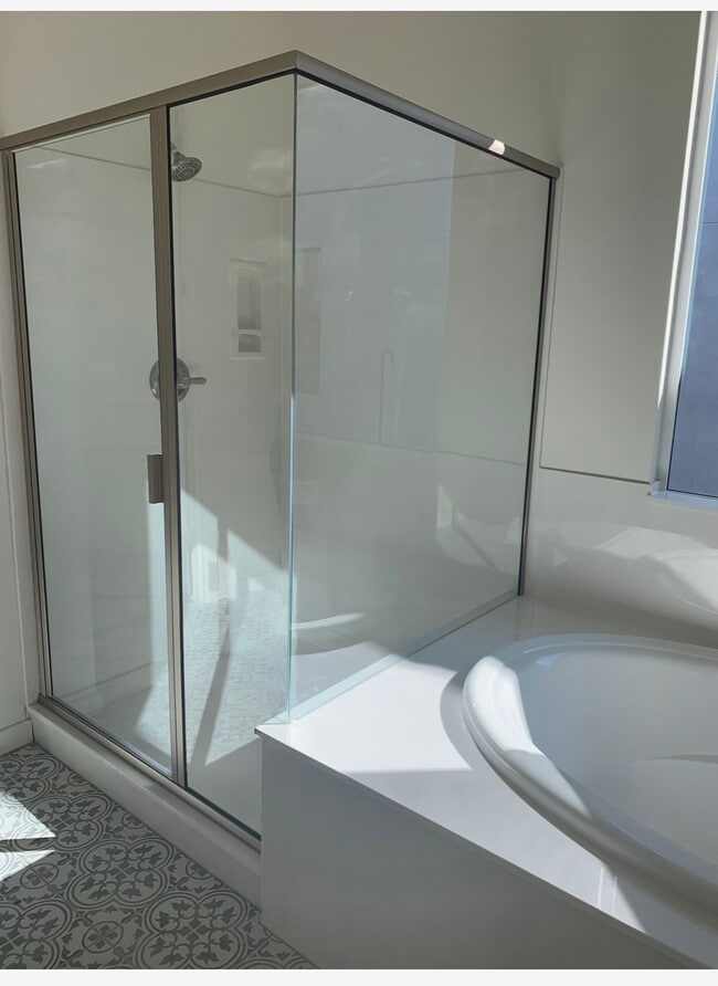 Shower and tub in master - 1131 E Monte Way