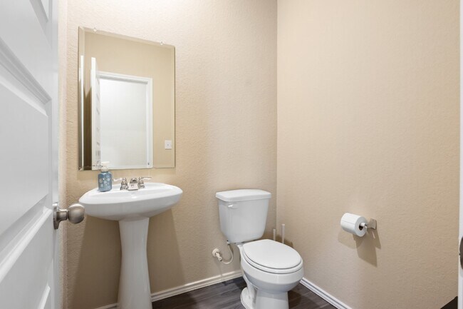 Building Photo - "Spacious 4-Bed Oasis with Granite Counter...
