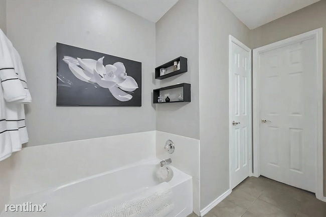 Building Photo - 1303 Hidden Oaks Dr