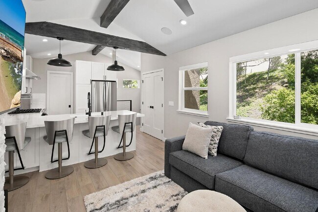 Building Photo - Luxurious Living at Its Finest | 1-Bedroom...