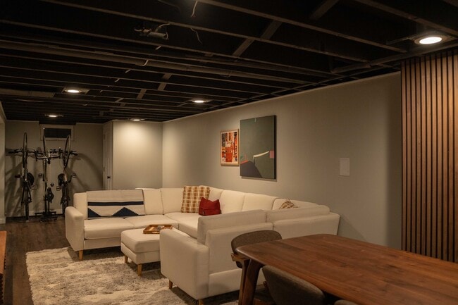 Building Photo - 1900 Mitchell Terrace