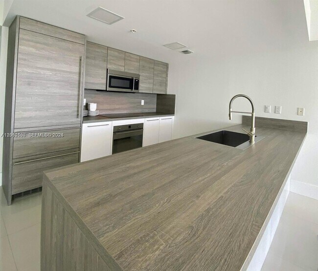 Building Photo - 400 Sunny Isles Blvd