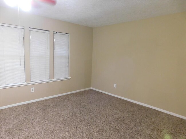 Building Photo - 2711 River Birch Dr