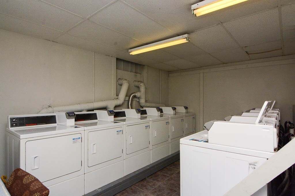 Building Photo - 718 W Cornelia Ave