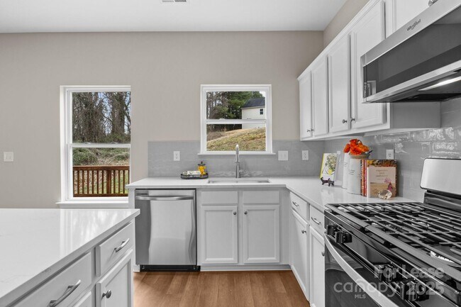 Building Photo - 302 Flanders Dr