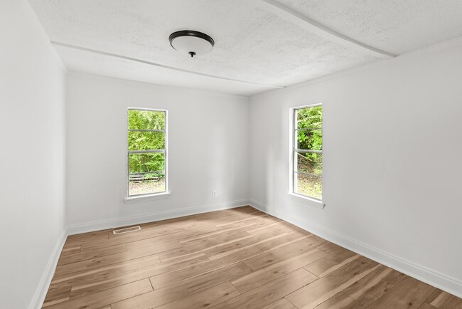 Building Photo - Stunning & Newly Renovated 3 Bedroom 2 Bat...