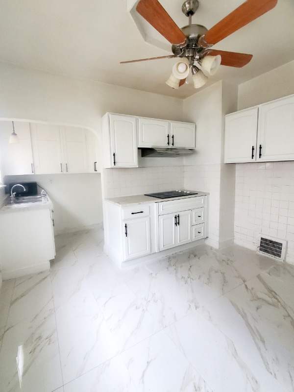 Building Photo - 11806 Farringdon Ave