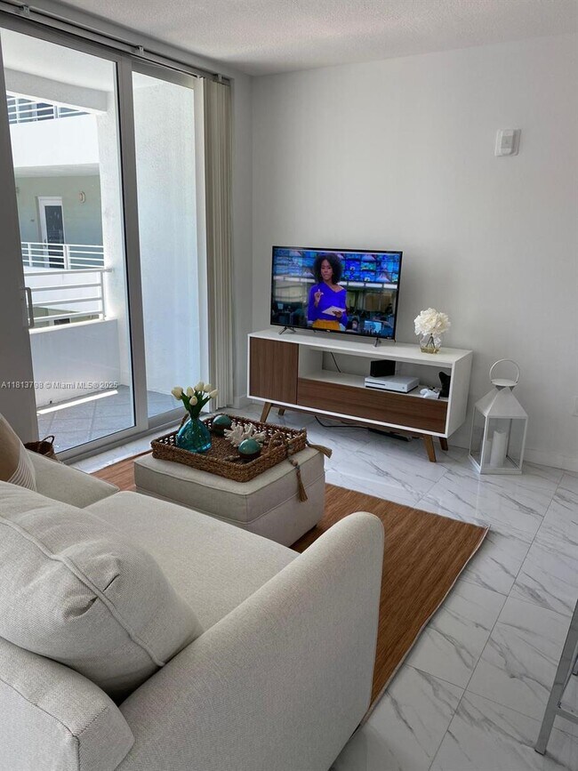 Building Photo - 7800 Collins Ave