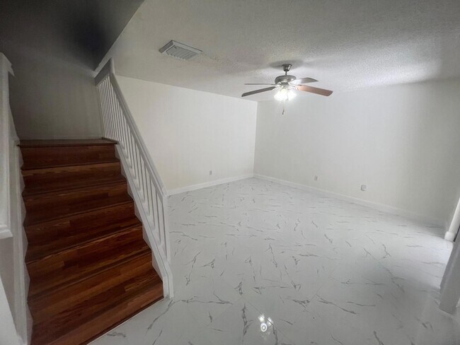 Building Photo - 2212 White Pine Cir