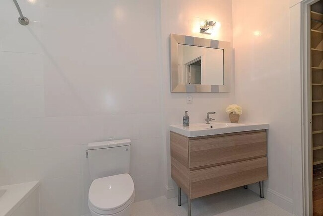 Building Photo - TOP FLOOR 3 BEDROOM FLAT