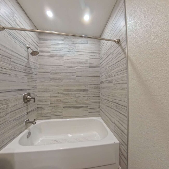 Building Photo - Stunning 2-Bedroom Condo 2nd Floor at The Lakes!