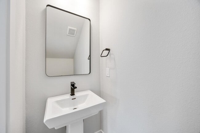 Building Photo - 318 Charlock St