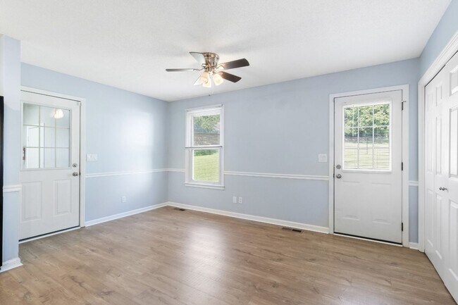 Building Photo - 737 W Creek Dr