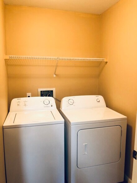 Building Photo - 490 N Pin Oak Pl