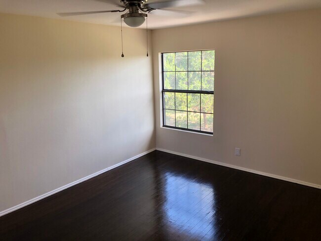 Building Photo - 1301 E Lyon St