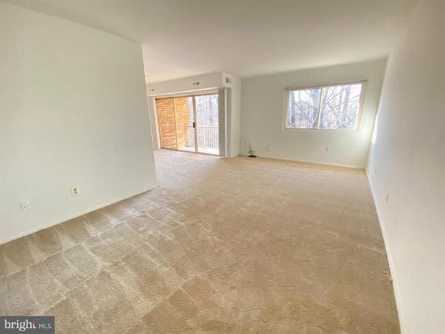Building Photo - Spacious top-floor garden condo with updat...