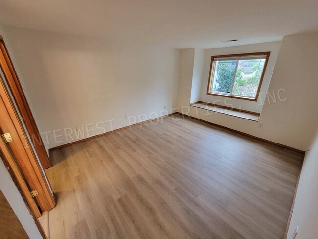 Building Photo - *1ST MONTH'S RENT FREE PROMO* SE Portland Home on A Cul-De-Sac with Garage, Yard, Fireplace and M...