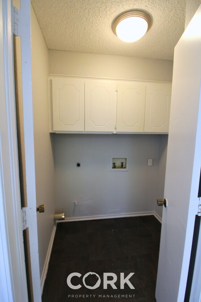 Building Photo - 708 Teal Pl