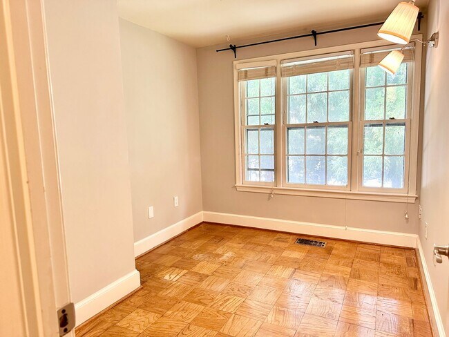 Building Photo - Sutton Place - 3 beds 2.5 baths!  Parking!...