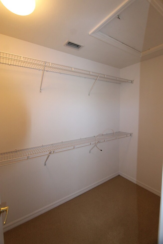 Building Photo - 1056 Hampton Cir