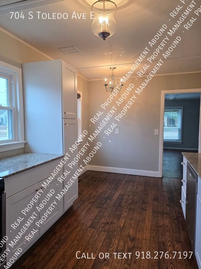 Building Photo - 704 S Toledo Ave