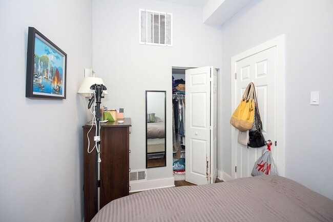 Building Photo - 2 Bedroom in Ukrainian Village /West Town / Noble Square - June 16th