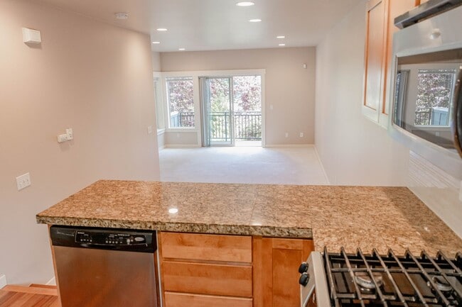 Building Photo - Townhouse Move-In Special – Half Month Free! Beautiful townhouse 3 beds 2.5 baths and garage.