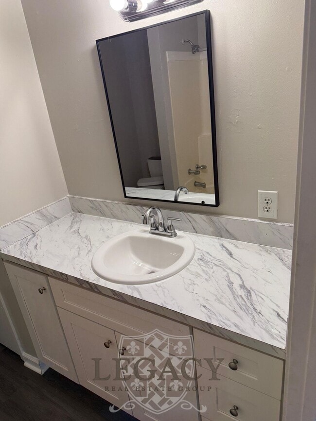 Building Photo - 813 Holder Ct