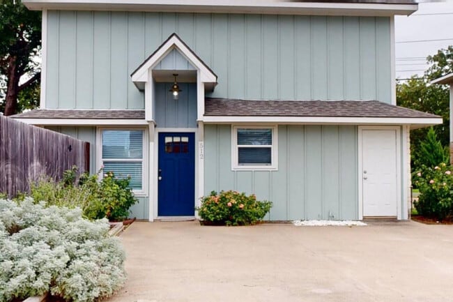 Building Photo - 512 Camp Ct