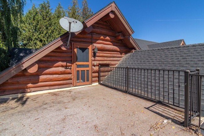 Building Photo - Luxury secondary Lake Property offering 3 beds 2.5 baths and bonus space