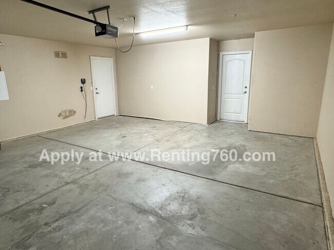 Building Photo - Gorgeous & Spacious 4 Bed Home