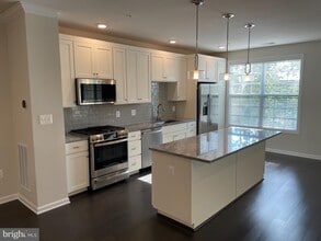 Building Photo - 23275 Milltown Knoll Square