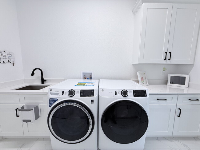 Building Photo - 5 Bedroom and 6 Bathroom, Lake view House