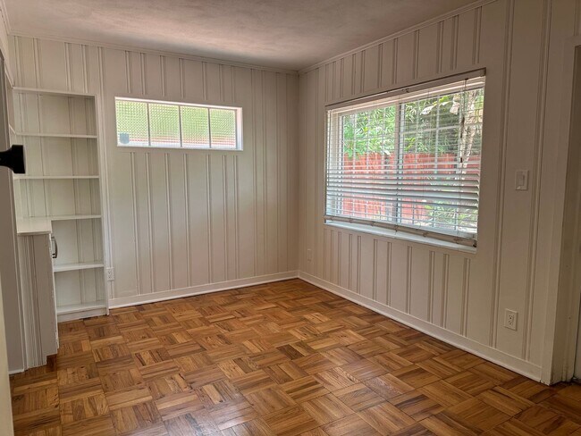 Building Photo - Great 4 Bedroom Mid-Century Home on 1/4 Ac...