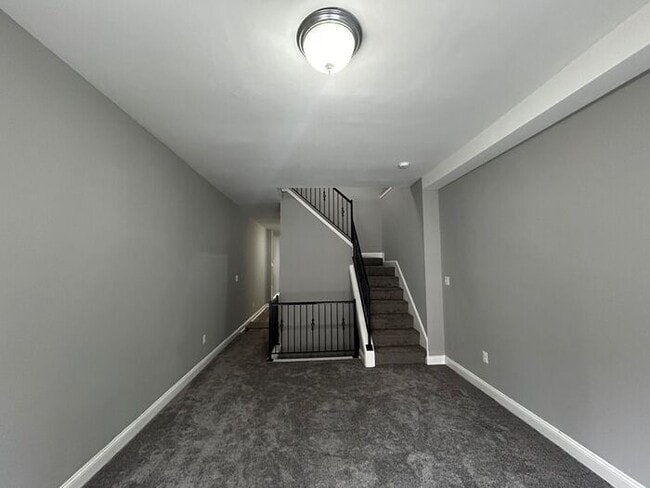 Building Photo - 3 Bedrooms Plus den