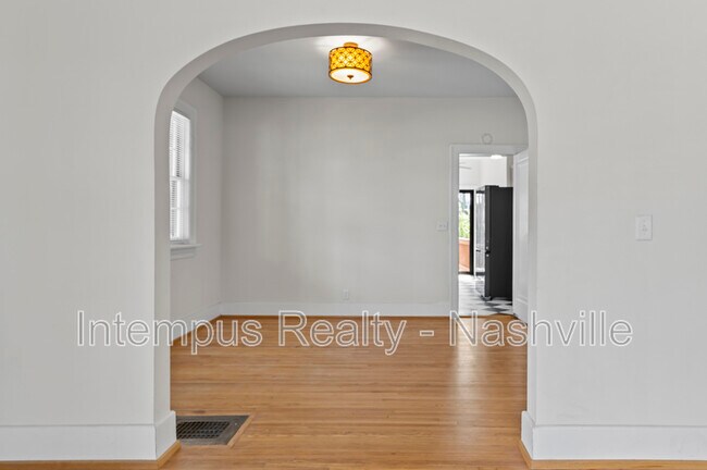 Building Photo - 2529 Ashwood Ave