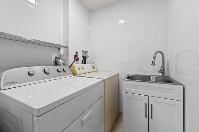 Building Photo - 551 Normandy Ln