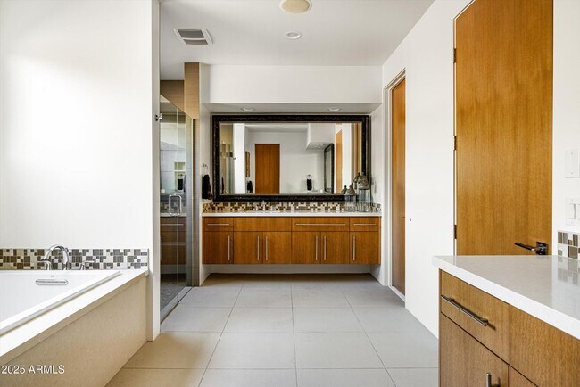 Building Photo - 9894 E Miramonte Dr